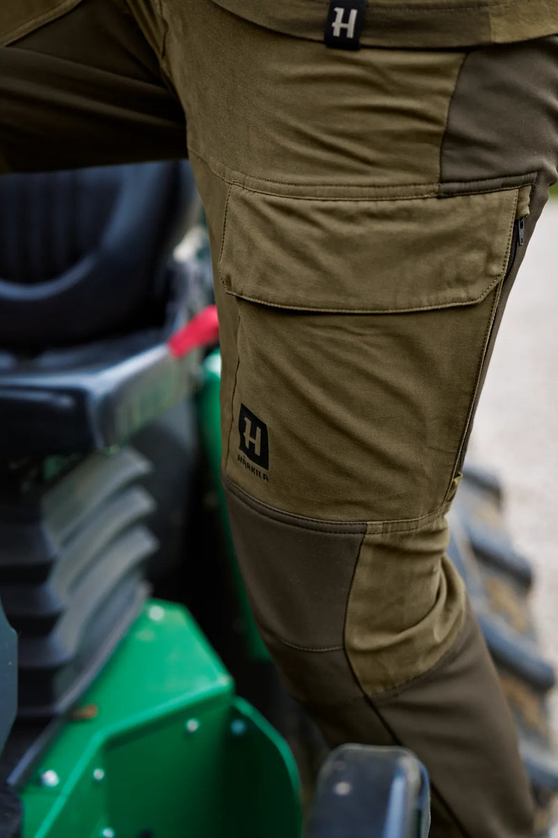 Afbeelding laden in Galerijviewer, Härkila Scandinavian Trousers, dark olive/willow green