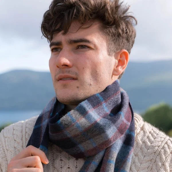 Afbeelding laden in Galerijviewer, John Hanly Merino Wollen Sjaal, denim wijnrood marine blauw check