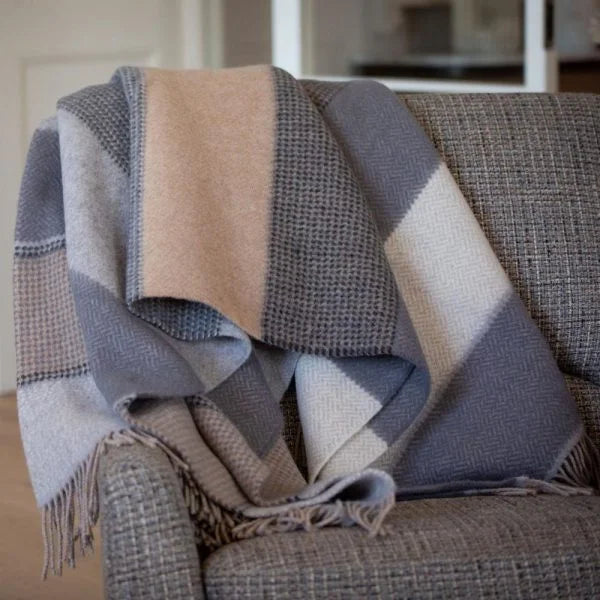 Afbeelding laden in Galerijviewer, John Hanly Merino Cashmere Throw, grijs steen beige