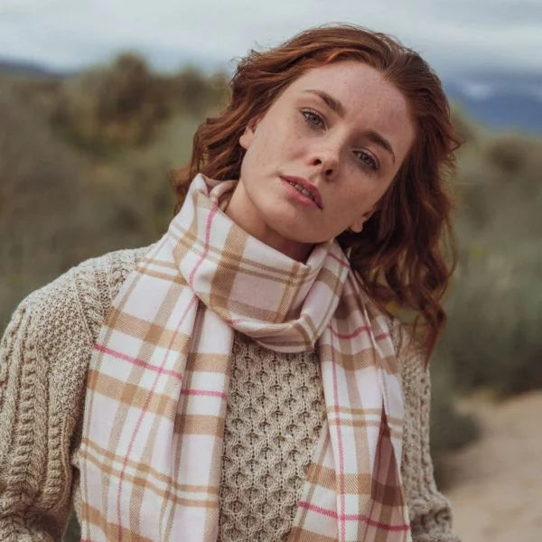 Afbeelding laden in Galerijviewer, John Hanly Merino Wollen Sjaal, beige roze check