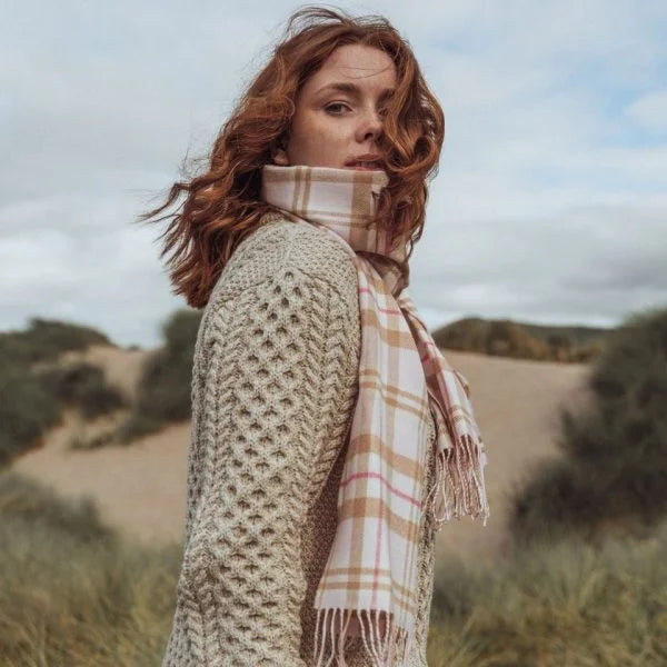 Afbeelding laden in Galerijviewer, John Hanly Merino Wollen Sjaal, beige roze check