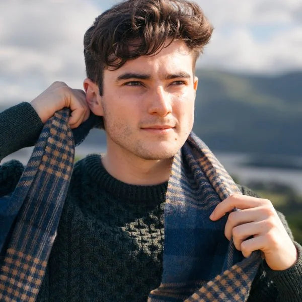 Afbeelding laden in Galerijviewer, John Hanly Lamswollen Sjaal, blauw beige