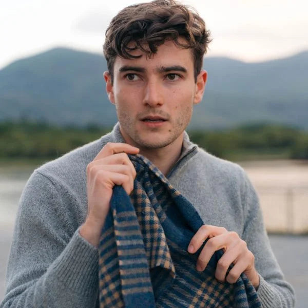 Afbeelding laden in Galerijviewer, John Hanly Lamswollen Sjaal, blauw beige