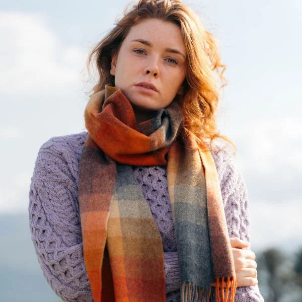 Afbeelding laden in Galerijviewer, John Hanly Lamswollen Sjaal, oranje grijs beige multi block