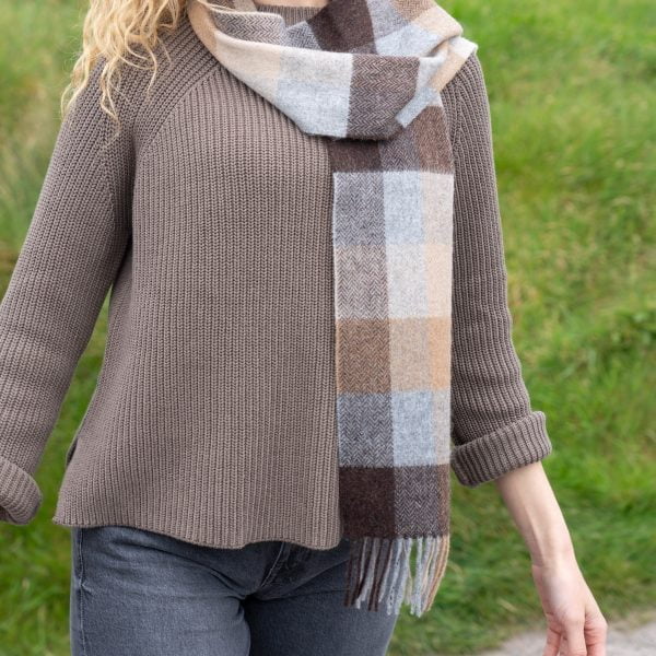 Afbeelding laden in Galerijviewer, John Hanly Lamswollen Sjaal, beige bruin grijs visgraat