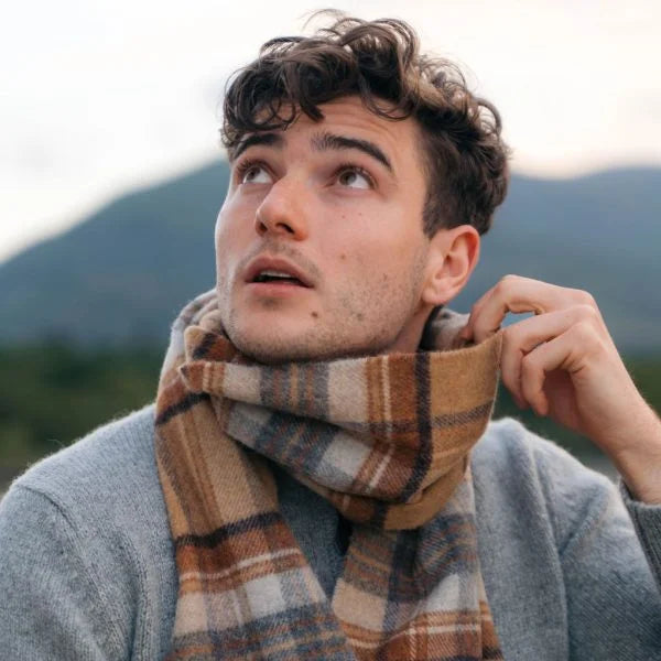 Afbeelding laden in Galerijviewer, John Hanly Lamswollen Sjaal, beige grijs bruin check