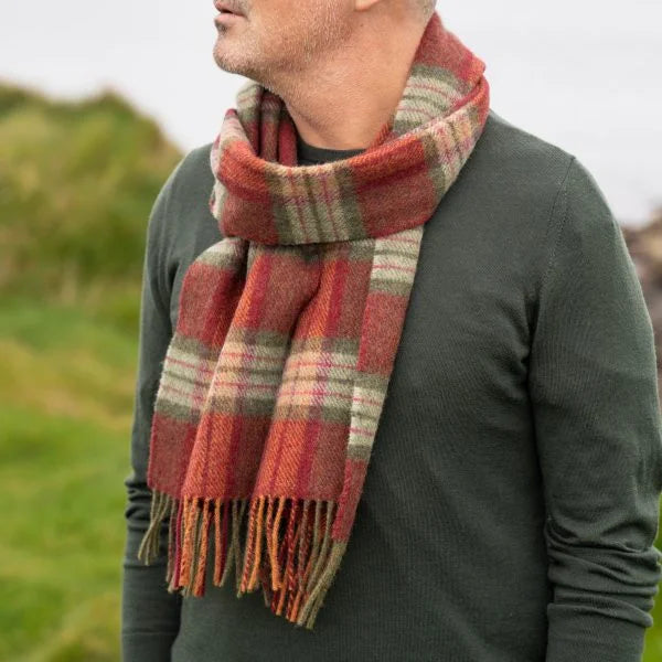 Afbeelding laden in Galerijviewer, John Hanly Lamswollen Sjaal, rood groen check