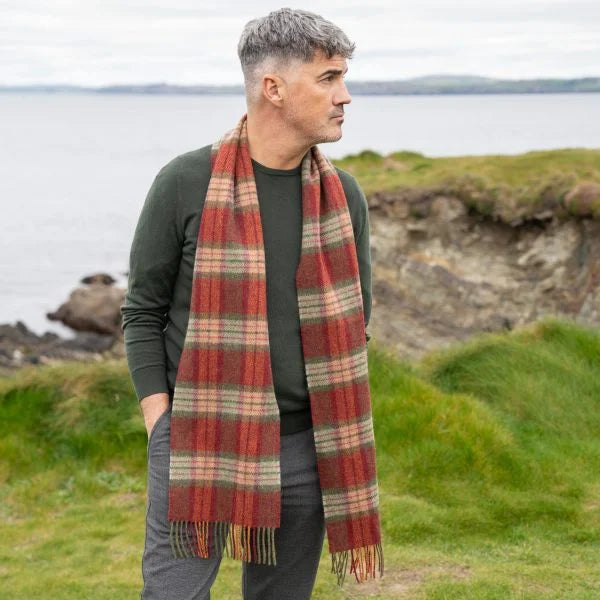 Afbeelding laden in Galerijviewer, John Hanly Lamswollen Sjaal, rood groen check