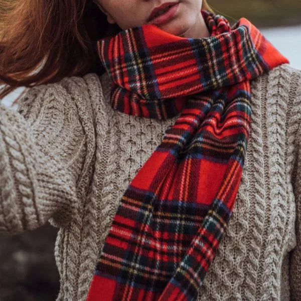 Afbeelding laden in Galerijviewer, John Hanly lamswollen sjaal, 550