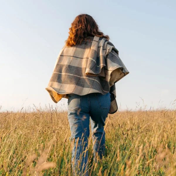 Afbeelding laden in Galerijviewer, John Hanly Sue Cape, creme bruin tartan