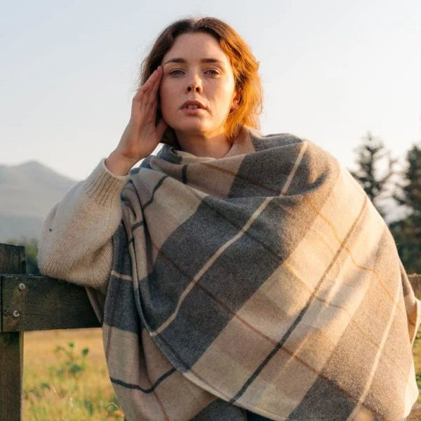 Afbeelding laden in Galerijviewer, John Hanly Sue Cape, creme bruin tartan