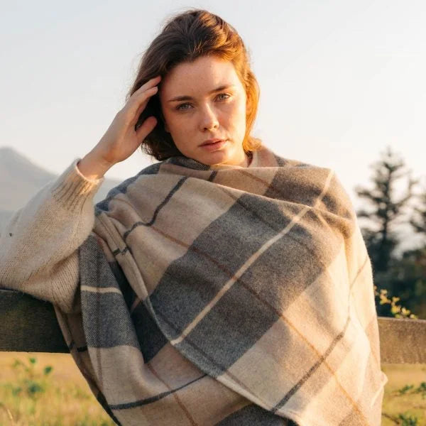 Afbeelding laden in Galerijviewer, John Hanly Sue Cape, creme bruin tartan