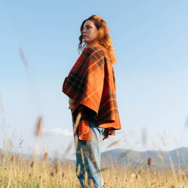 Afbeelding laden in Galerijviewer, John Hanly Sue Cape, orange tartan mix