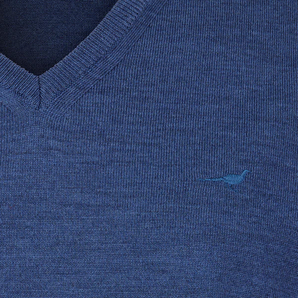 Afbeelding laden in Galerijviewer, Laksen Sussex, merino herentrui met V-hals, corn blue