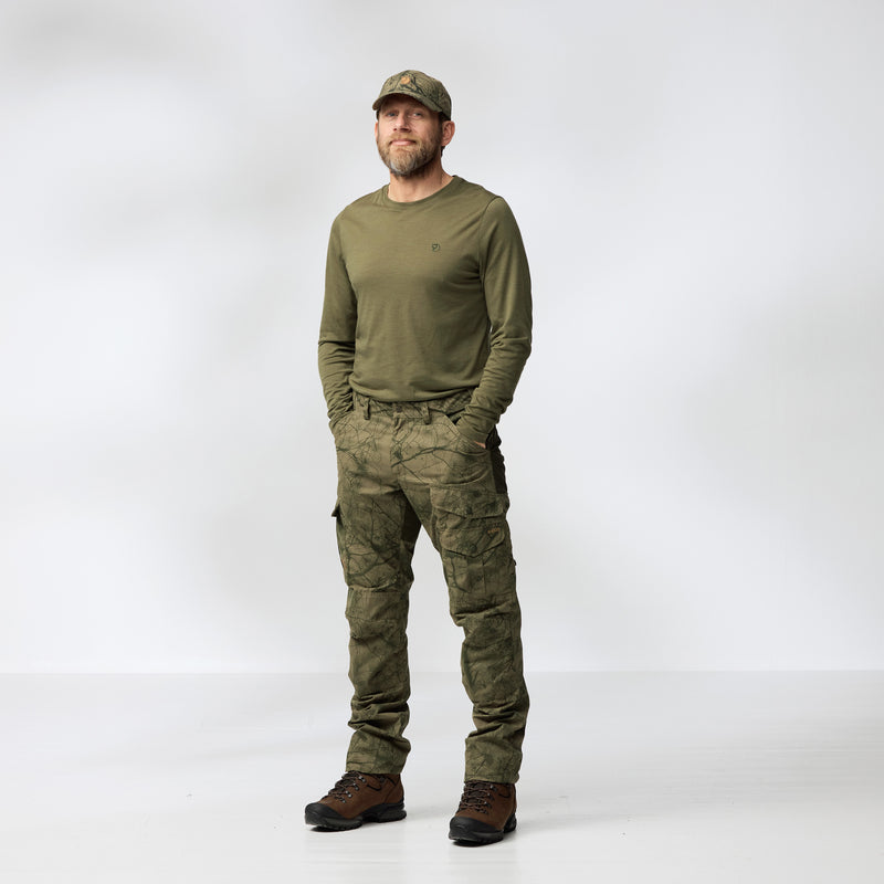 Afbeelding laden in Galerijviewer, Fjällräven Barents Pro Hunting Trousers M, green camo/deep forest
