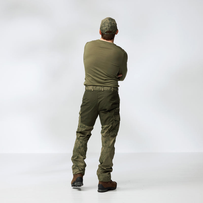 Afbeelding laden in Galerijviewer, Fjällräven Barents Pro Hunting Trousers M, green camo/deep forest