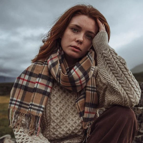 Afbeelding laden in Galerijviewer, John Hanly Merino Wool Scarf, classic camel tartan