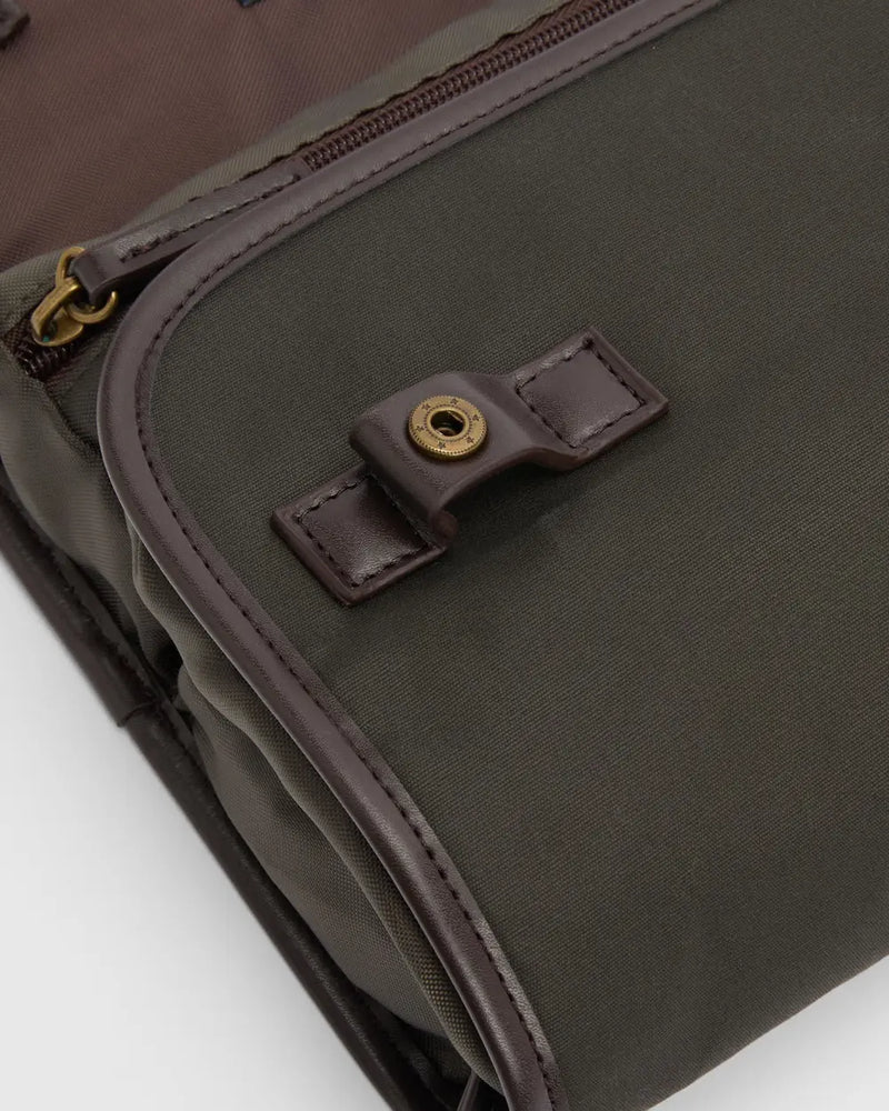 Afbeelding laden in Galerijviewer, Barbour Wax Hanging Washbag, olive
