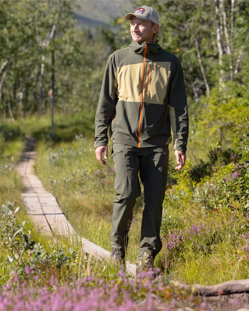 Afbeelding laden in Galerijviewer, Pinewood Abisko Light Stretch Trousers Heren, MossGreen/MossGreen
