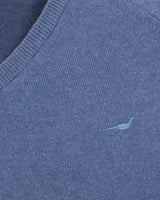 Laksen Trent V-Neck, lamswollen herentrui, loch blue