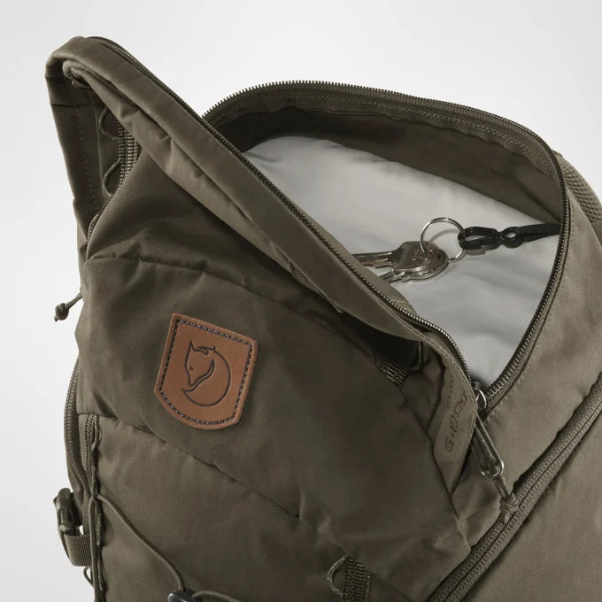 Afbeelding laden in Galerijviewer, Fjällräven Singi 28, backpack, dark olive, 28 liter
