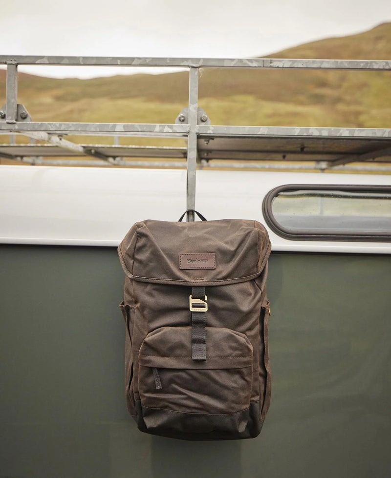 Afbeelding laden in Galerijviewer, Barbour Essential Wax Backpack, olive
