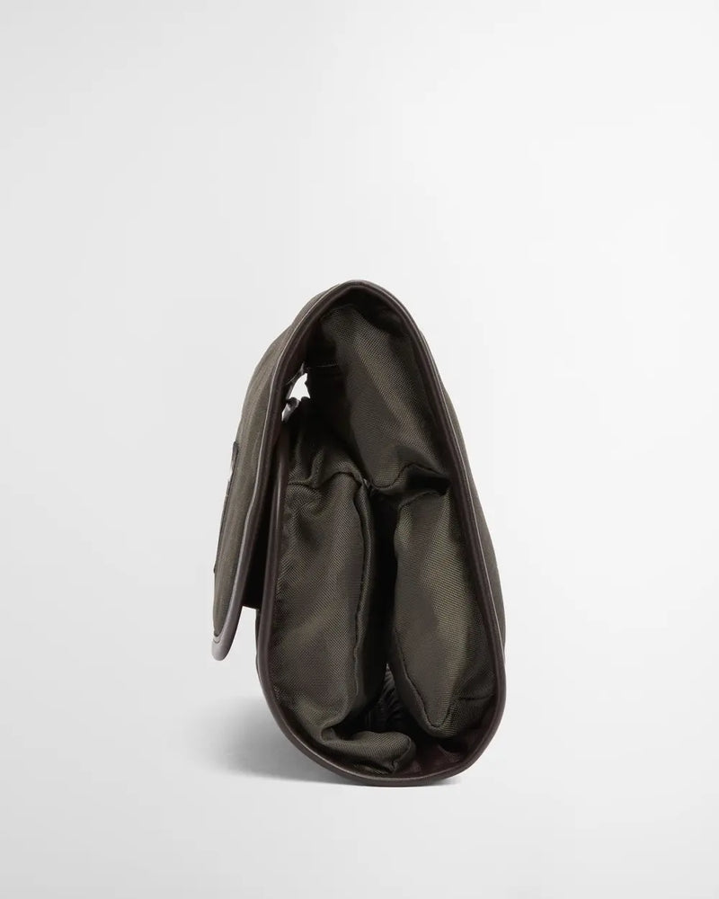 Afbeelding laden in Galerijviewer, Barbour Wax Hanging Washbag, olive
