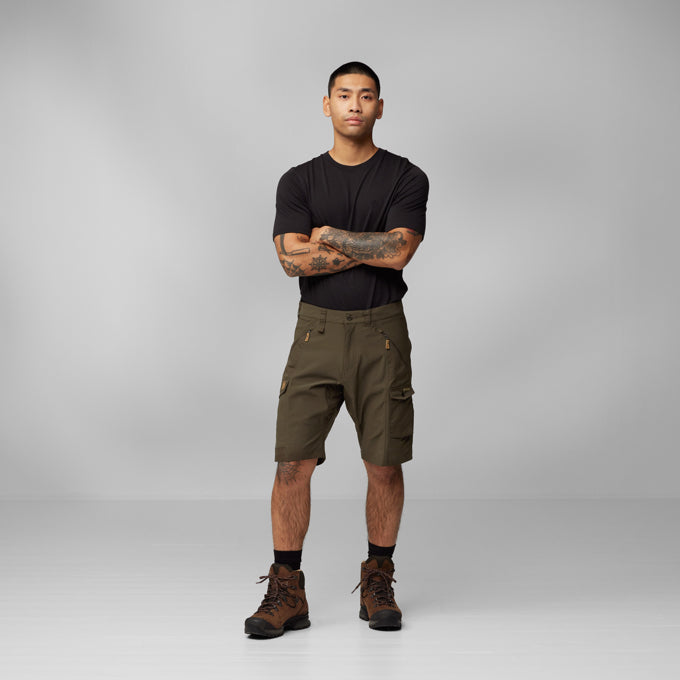 Afbeelding laden in Galerijviewer, Fjällräven Abisko Shorts dark olive, heren - Het Brabants Jachthuis
