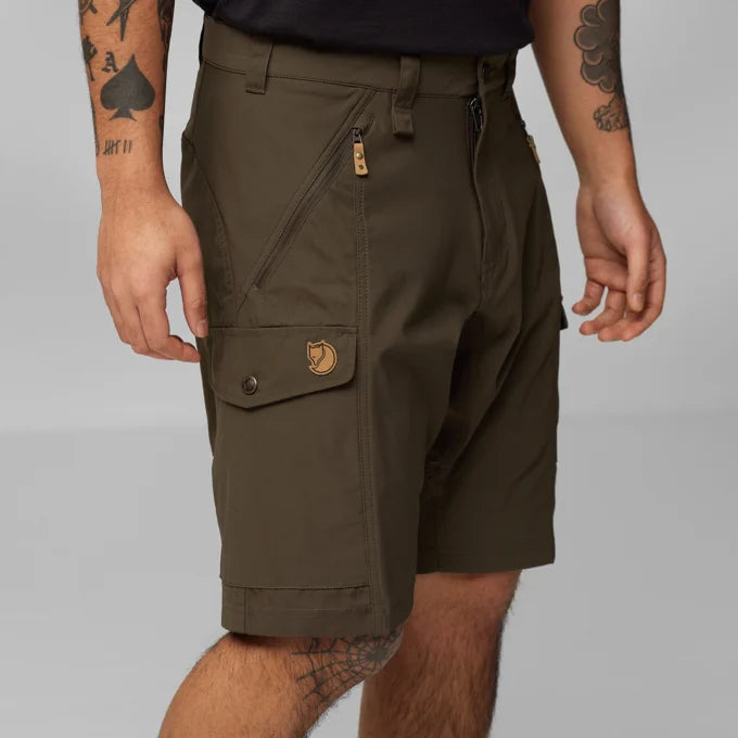 Afbeelding laden in Galerijviewer, Fjällräven Abisko Shorts dark olive, heren - Het Brabants Jachthuis
