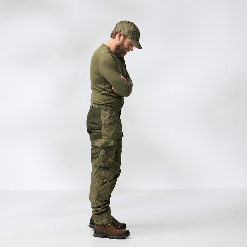 Afbeelding laden in Galerijviewer, Fjällräven Barents Pro Hunting Trousers M, green camo/deep forest
