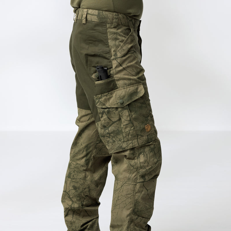 Afbeelding laden in Galerijviewer, Fjällräven Barents Pro Hunting Trousers M, green camo/deep forest

