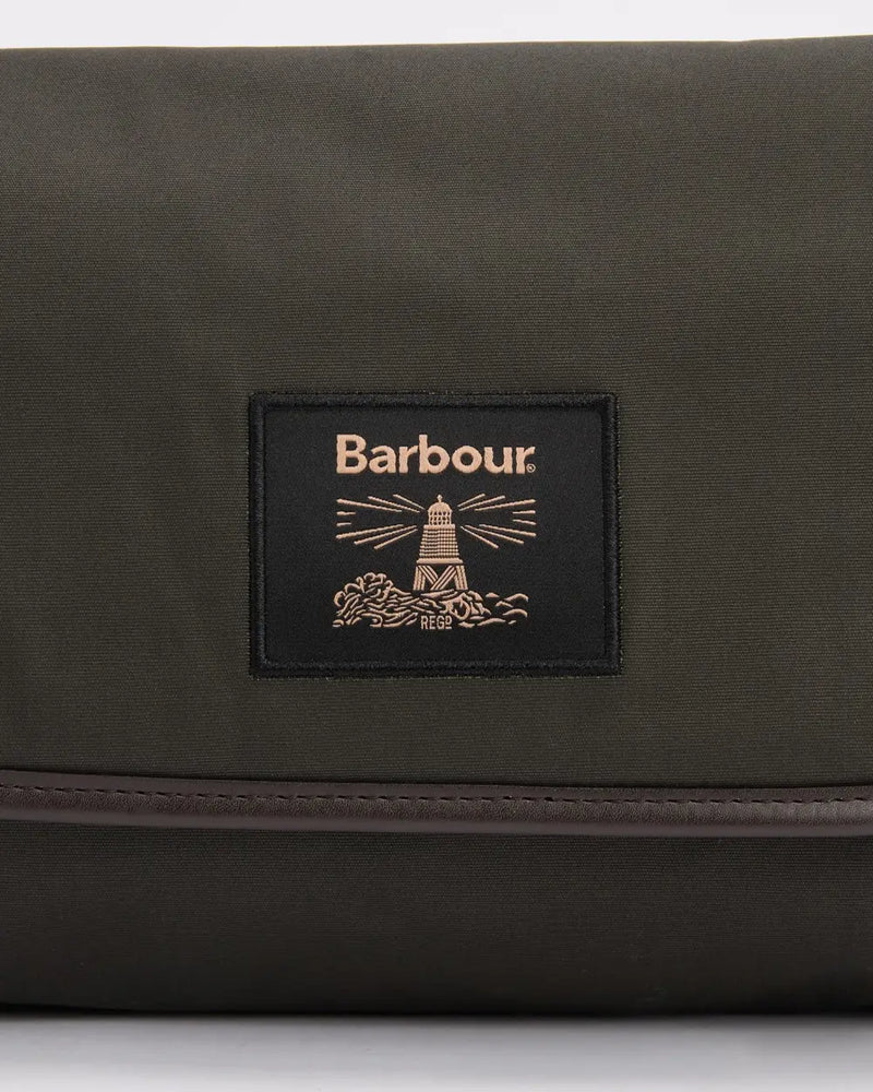Afbeelding laden in Galerijviewer, Barbour Wax Hanging Washbag, olive
