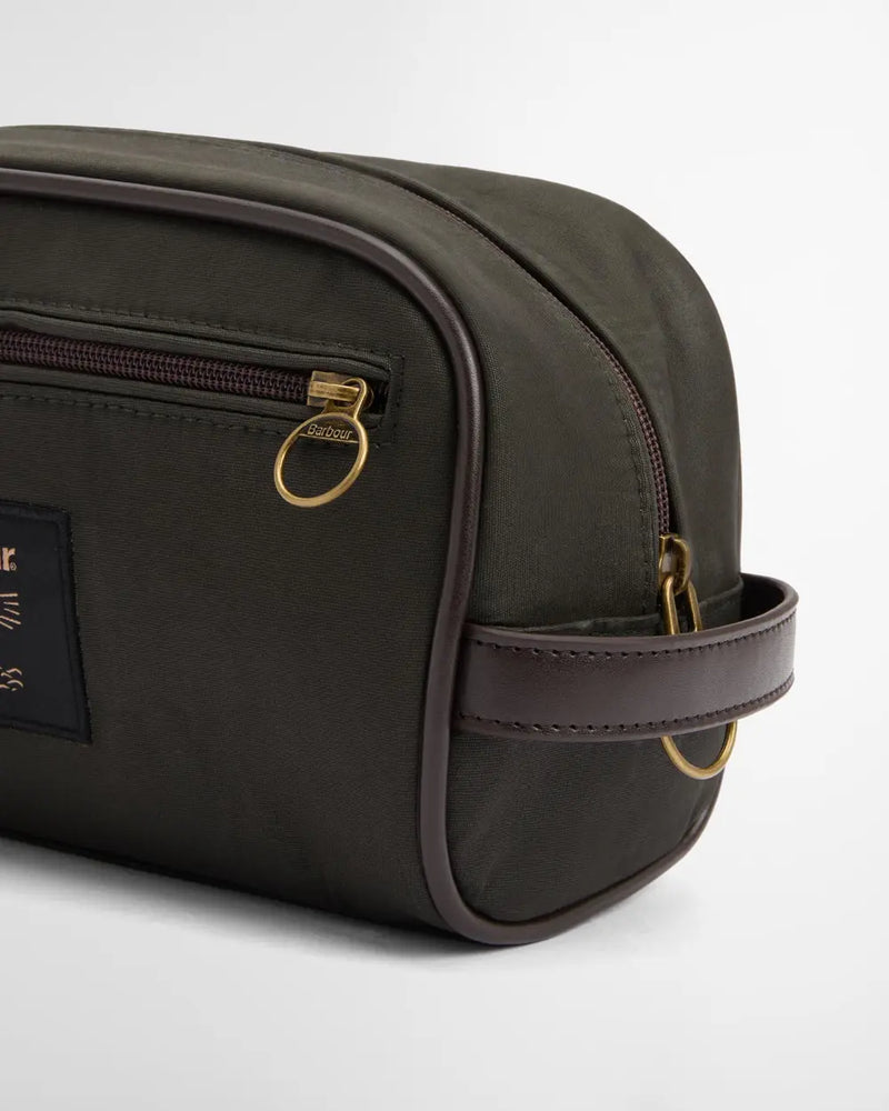 Afbeelding laden in Galerijviewer, Barbour Wax Washbag, olive
