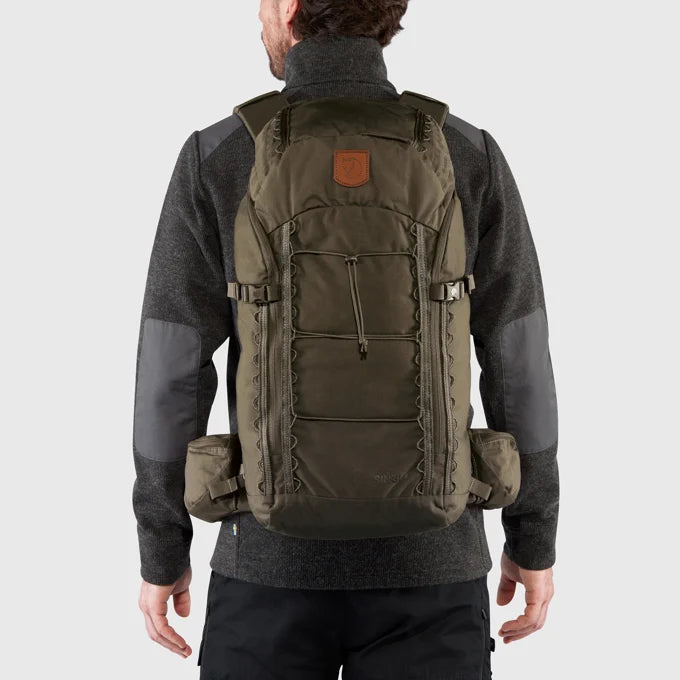 Afbeelding laden in Galerijviewer, Fjällräven Singi 28, backpack, dark olive, 28 liter
