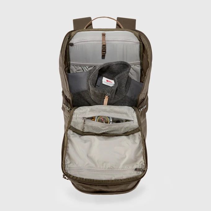 Afbeelding laden in Galerijviewer, Fjällräven Singi 28, backpack, dark olive, 28 liter
