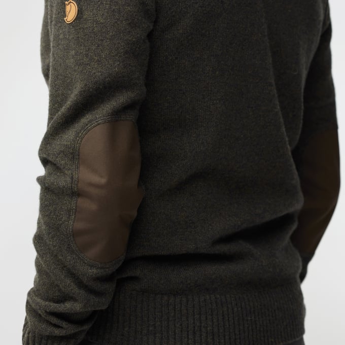 Afbeelding laden in Galerijviewer, Fjällräven Övik Round-Neck Sweater M, dark olive
